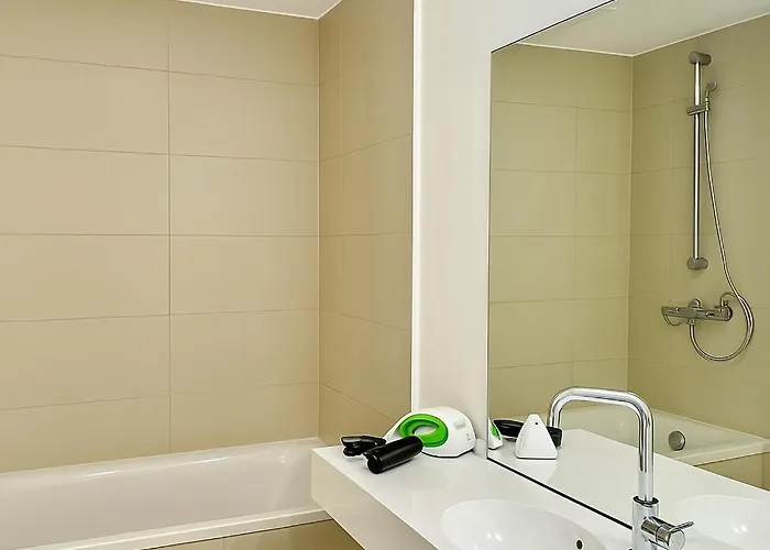 Modern With Free Parking Apartament