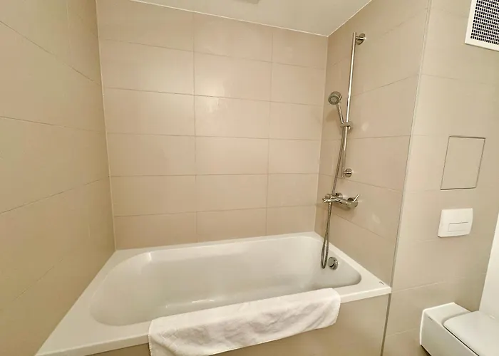 Modern With Free Parking Apartament