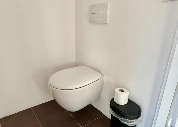 Modern With Free Parking *