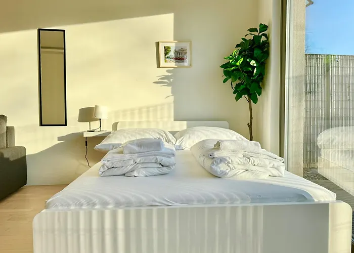 Modern With Free Parking Apartament